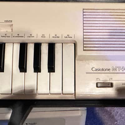 Casio MT-30 Casiotone 37-Key Synthesizer 1981 - 1985 - White image 2