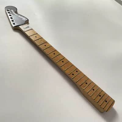 Fender Squire STRATOCASTER electric guitar with 22-fret maple-topped and -ribbed neck image 3