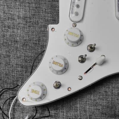 pickguard sss micro wilkinson - 2 volumes, women tone, bass cut & neck switch image 2