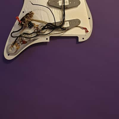 Immagine Fender 099-2341-509 Custom Shop '69 Stratocaster 11-Hole Pickguard 3-Ply Pre-Wired 2010s - Parchment - 2