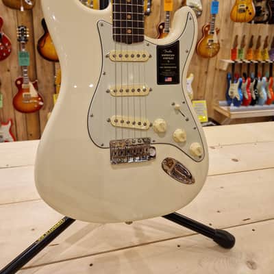 FENDER American Vintage II 1961 Stratocaster, Rosewood Fingerboard, Olympic White image 3