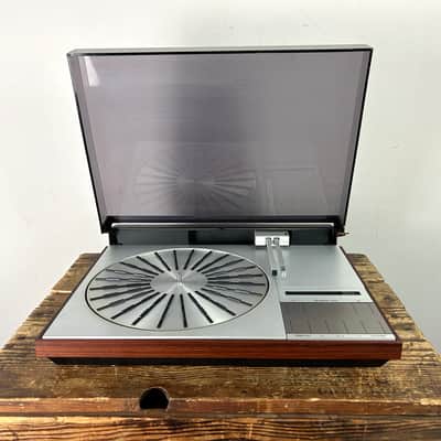 Bang & Olufsen Beogram 4004 Linear Tracking Turntable - Silver image 1