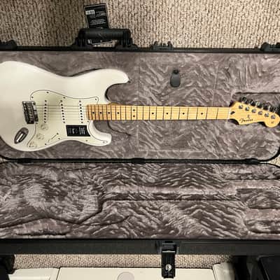 Fender Player Stratocaster with Maple Fretboard 2018 - Present - Polar White image 1