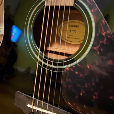 Yamaha F370 Acoustic Guitar in Black Gloss Finish image 5