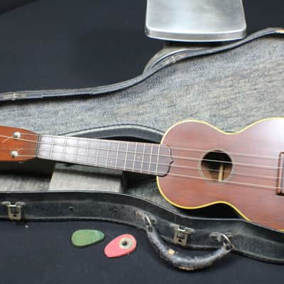 A Vintage Martin Style 2 Ukulele in it's Original Case & Like New Condition # 9 U image 1