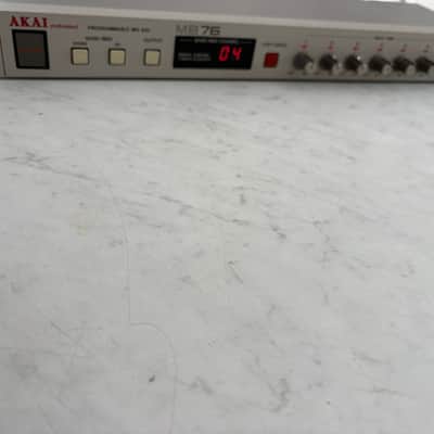 Akai MB76