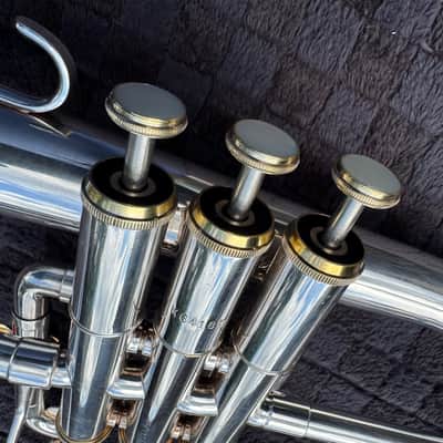 Gently Used Getzen Eterna Flugelhorn and Trumpet Combo with mouthpieces and case image 6