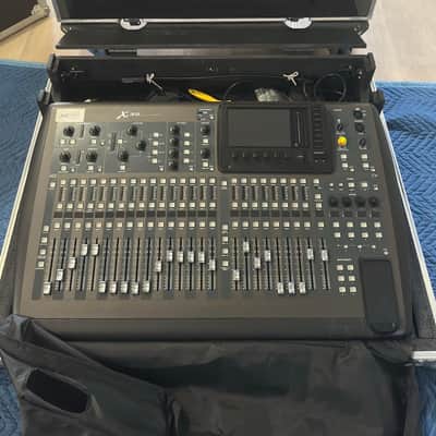 Behringer X32 40-Input 25-Bus Digital Mixing Console 2012 - Present - Black image 1