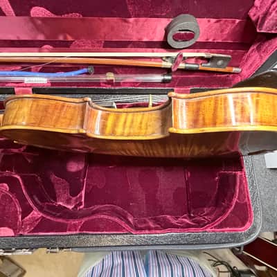 Scott Cao STV-750 Artistic Series 4/4 Violin – 2002 “Soil” 1714 Copy, Bow & Case Scott Cao STV-750 Artistic Series 4/4 Violin – 2002 “Soil” 1714 Copy, Bow & Case 2002 - warm golden-amber finish image 3