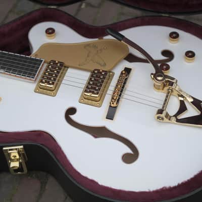Gretsch G6136TG Players Edition Falcon™ Hollow Body with String-Thru Bigsby® and Gold Hardware - White image 21