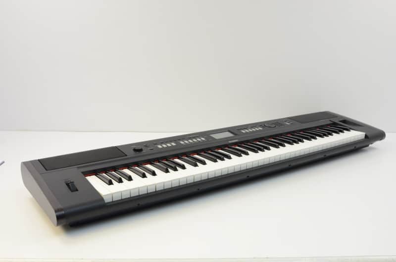 Yamaha Piaggero NP-V80 76-Key Lightweight Compact Digital Piano