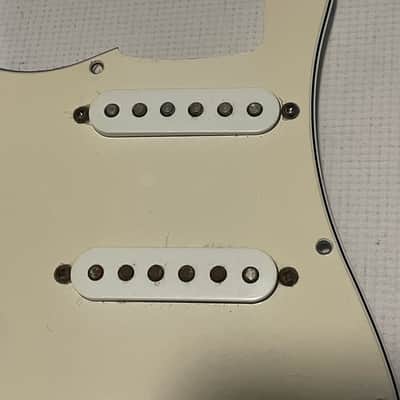2006 MIM Fender Mexico Stratocaster Lefty White Loaded SSS Pickguard 11 Screw 3 Ply image 9