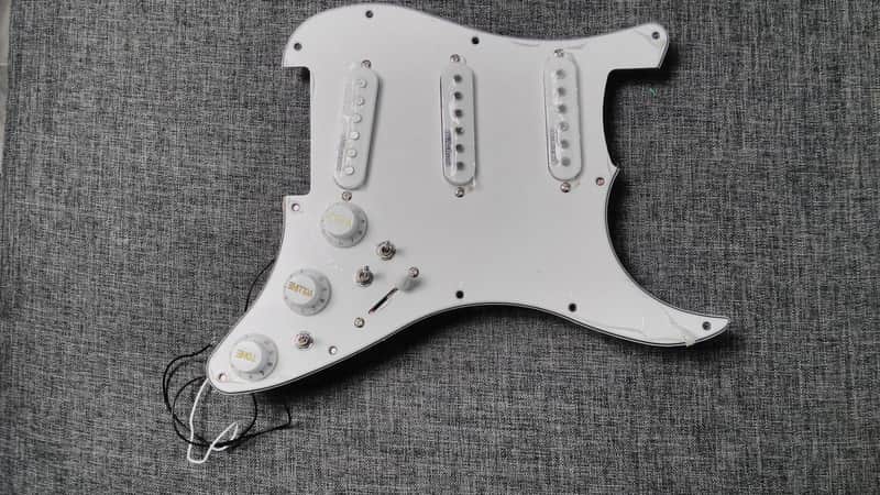pickguard sss micro wilkinson - 2 volumes, women tone, bass cut & neck switch image 1