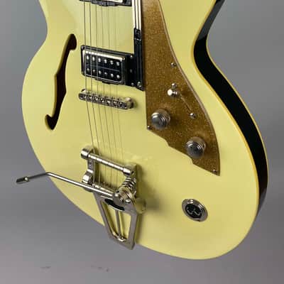 Duesenberg Carl  Carlton  Signature Model! in Cadillac Green , with Tremelo and Original Duesenberg Hardshell Case image 3