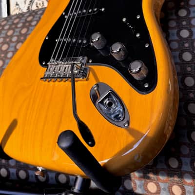Fender American Professional Stratocaster, Light Ash with Maple Fretboard 2018 - Aged Natural image 3