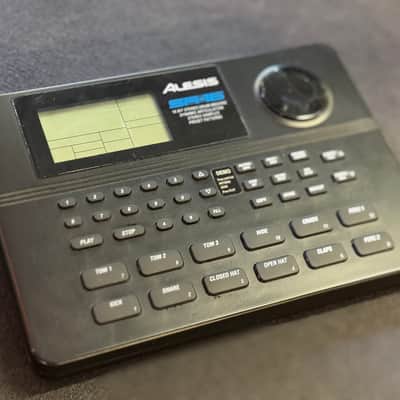Alesis SR-16 Drum Machine – Classic 16-Bit Grooves