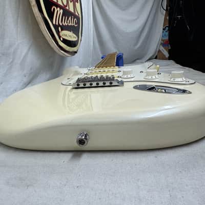 Fender Player Plus Stratocaster Guitar 2022 - Olympic Pearl / Maple neck image 15