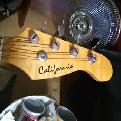 California P bass 90's - Red image 8