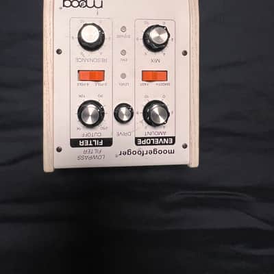 Moog MF-101 Moogerfooger Low Pass Filter  - rare 2011/2012 WHITE EDITION * very good condition * + original adapters Effect pedal / FX pedal image 5