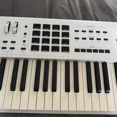 Arturia KeyLab 88 MkII MIDI Controller 2019 - Present - White image 3