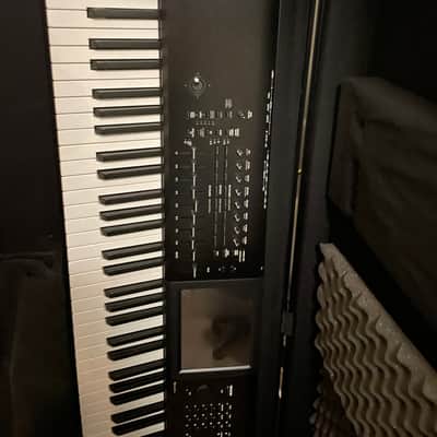 Korg KRONOS 2 88-Key Digital Synthesizer Workstation - W/Gator Case - Black/Wood