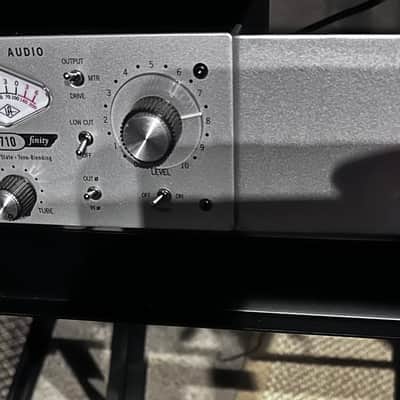 Universal Audio 710 Twin-Finity Microphone Preamp with rack ears 2009 - Present - Silver image 2