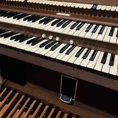 Allen Organ w/ Built-in Speakers, 32-Note Concave Pedalboard and bench! image 8