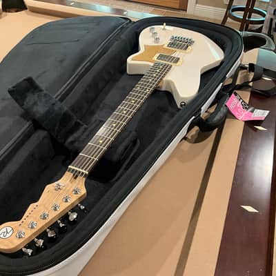 Reverend  Descent W Barotone 2025 - Trans White with case image 20