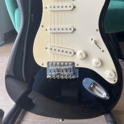 Squier Affinity Series Stratocaster 21-Fret with Rosewood Fretboard 1997 - 2000 - Black image 2