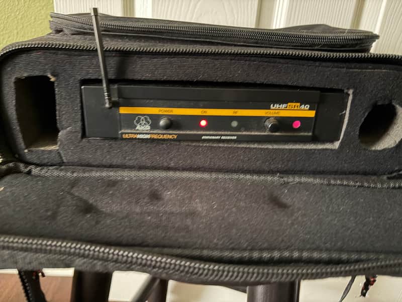 AKG UHF SR40 Ultra High Frequency Receiver & Transmitter with Gator Carry Bag image 1