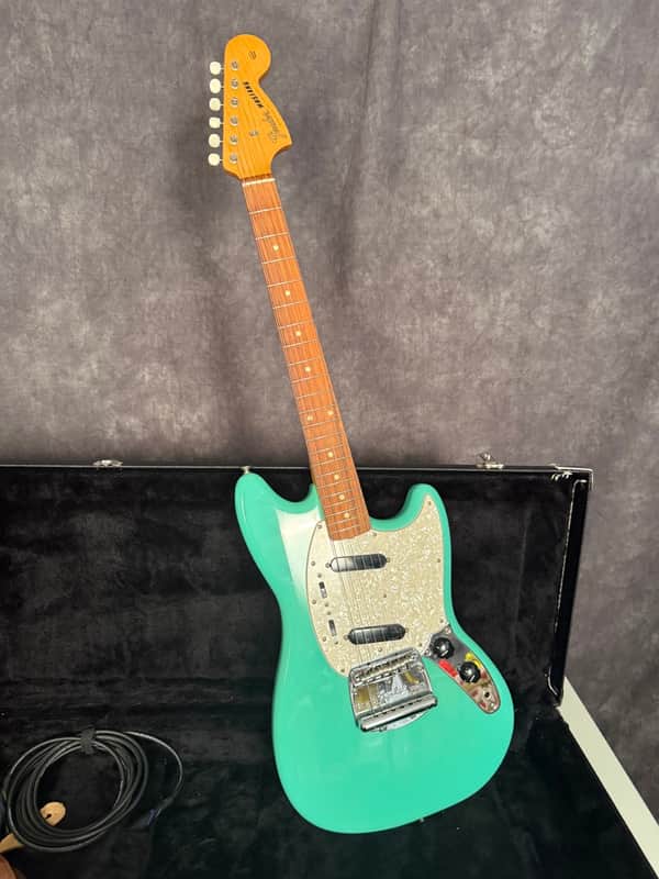 Fender Vintera '60s Mustang with Pau Ferro Fretboard 2020 Seafoam Green