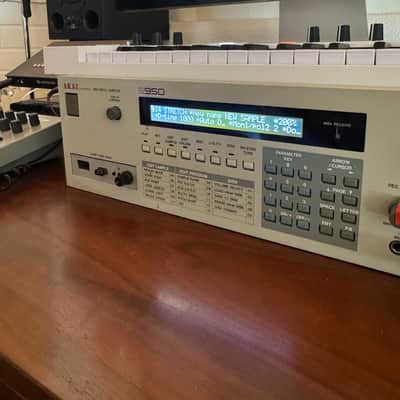 Akai S950 MIDI Digital Sampler 1988 - White