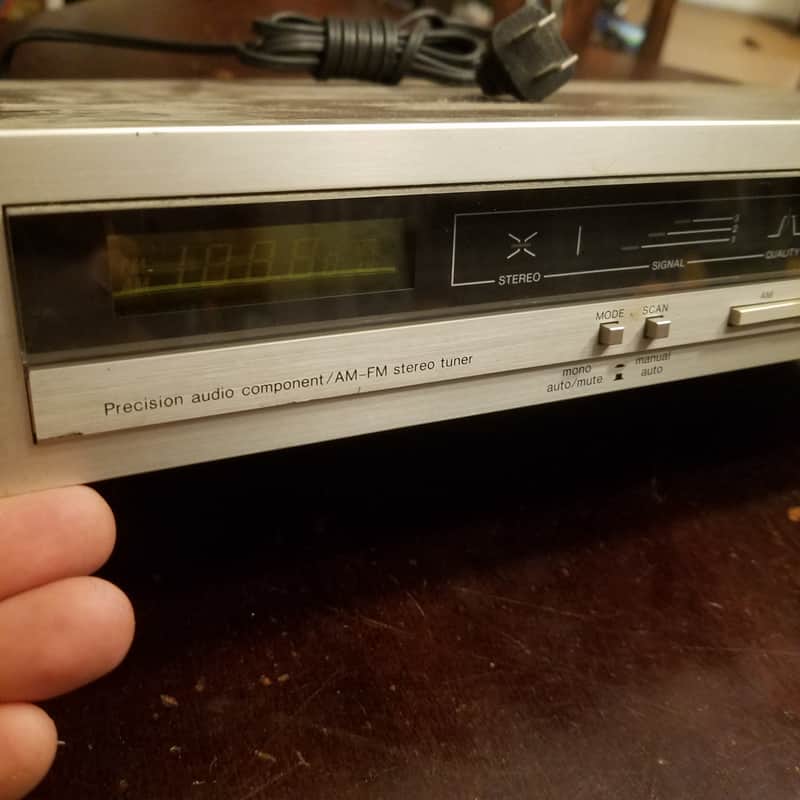Denon TU-747 Stereo AM FM Tuner Quartz Lock 1980's - Japan Silver