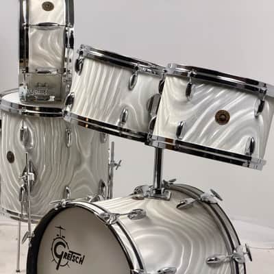 Gretsch 18/12/12/14/5.5x14" 60's Round Badge Bop Drum Set - White Satin Flame image 3
