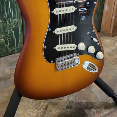 Fender Limited-Edition American Performer Stratocaster Spruce Satin Honey Burst w Deluxe Gig Bag image 6