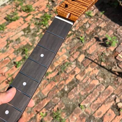 Round end stainless steel 22 frets AAAAA 22frets Roasted flame Maple guitar neck 25.5 inch white dot satin Rosewood image 2