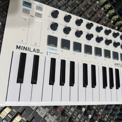 Arturia MiniLab MkII 25-Key MIDI Controller 2017 - Present - White