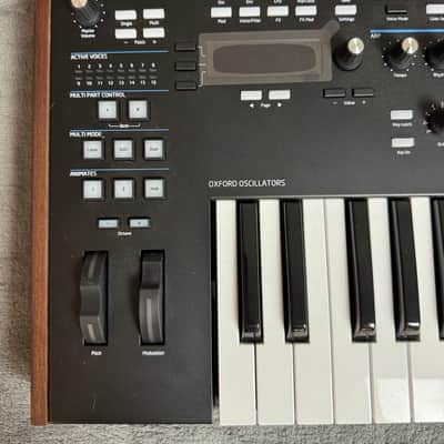 Novation Summit 61-Key 16-Voice Polyphonic Synthesizer Excellent image 13