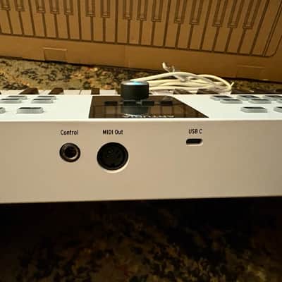 Arturia KeyLab Essential 61 MkIII MIDI Controller 2023 - Present - White image 4