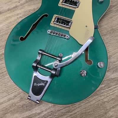 Gretsch G5622T Electromatic Center Block Double Cutaway with Bigsby, Laurel Fretboard 2019 - Present - Georgia Green image 2