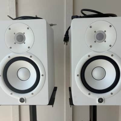 Yamaha HS7 6.5" Powered Studio Monitor (Pair) White image 1