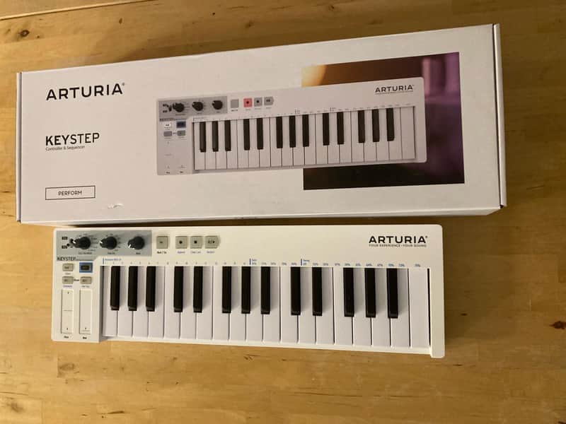 Arturia KeyStep 32-Key MIDI Controller - White image 1