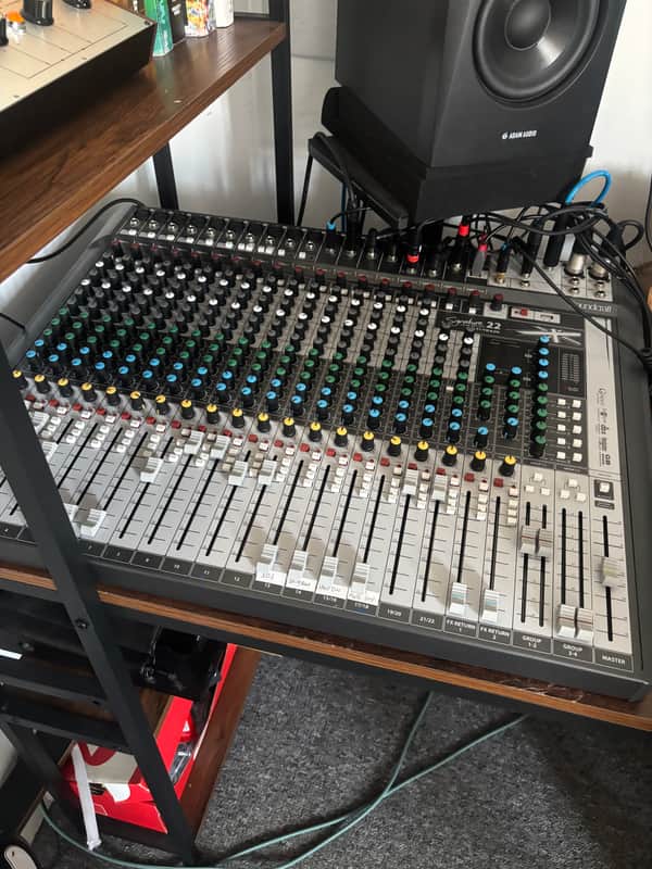 Soundcraft Signature 22 MTK 22-Channel Analog Mixer with Effects 2010s - Black image 1