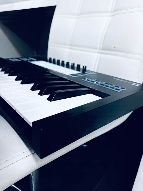 Akai Used Akai Professional LPK25 mk2 25-key USB Mini Keyboard Controller 2020s image 1