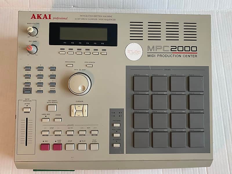 Akai MPC2000 MIDI Production Center 1997 - 2001 - Grey image 1