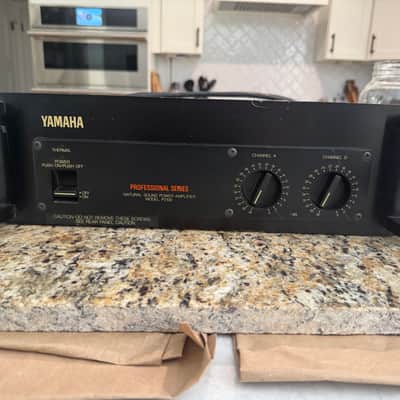 Yamaha P2100 Professional Series Natural Sound Power Amplifier