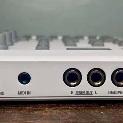 Elektron Model:Samples 2019 - 2020 - White image 4