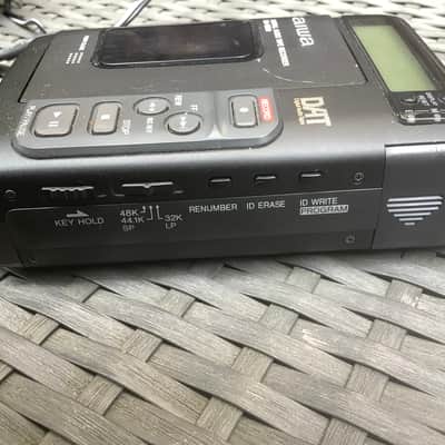 Aiwa Digital audio tape / DAT /. HD - S200 / portable walkman
