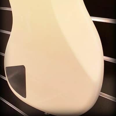 Clover Apeiron H4, Vintage White Gloss image 5