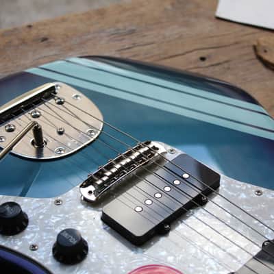 SQUIER "FSR Classic Vibe™ '60s Jazzmaster®, Laurel Fingerboard, White Pearloid Pickguard, Matching Headstock, Competition Burgundy", 3, 57 KG image 4